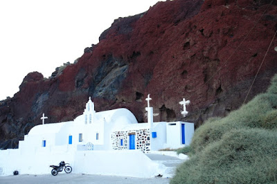 Белая церковь у красной скалы